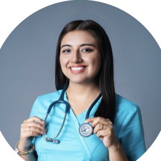 Susana Atalaya con uniforme de enfermería